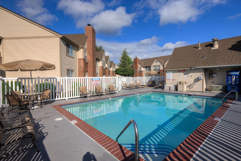 Outdoor pool, Residence Inn by Marriott Seattle Northeast-Bothell