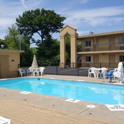 Hotels Near Cedar Point Ss Water Park Book The Closest Howard Johnson Inn Sandusky Park N Entrance