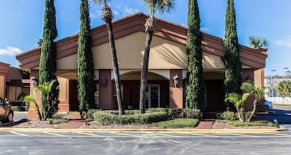 Econo Lodge Inn and Suites Near Florida Mall