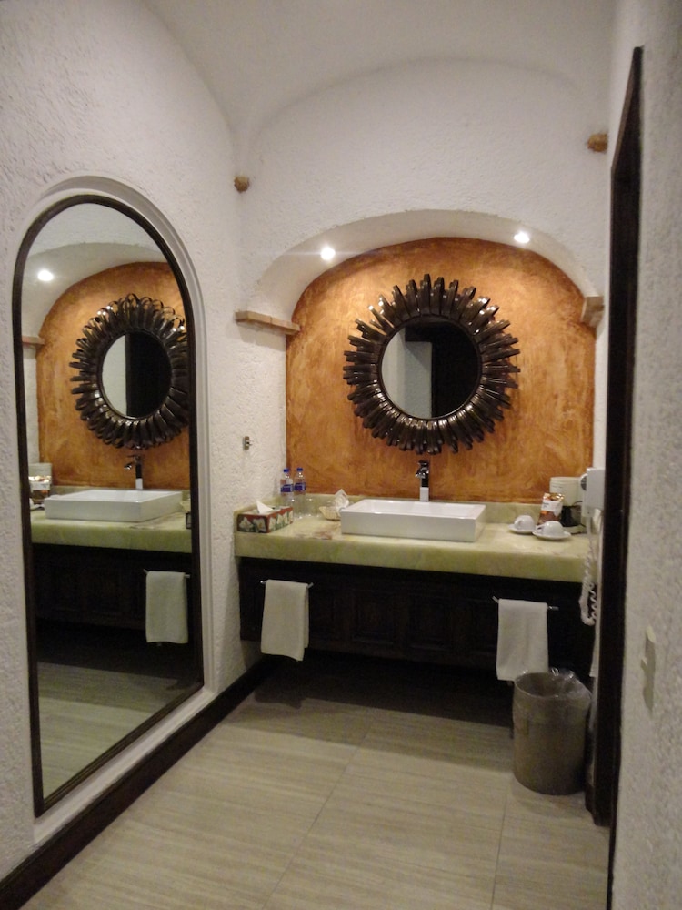 Bathroom sink, Radisson Hotel Tapatio Guadalajara