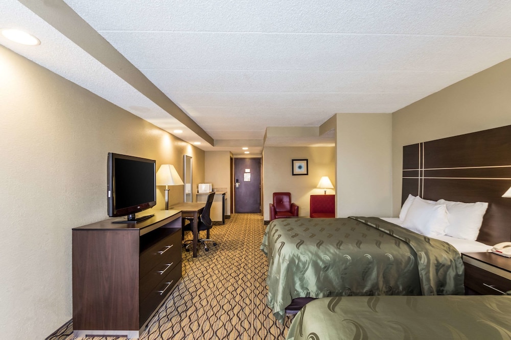 Quality Suites Milwaukee Airport