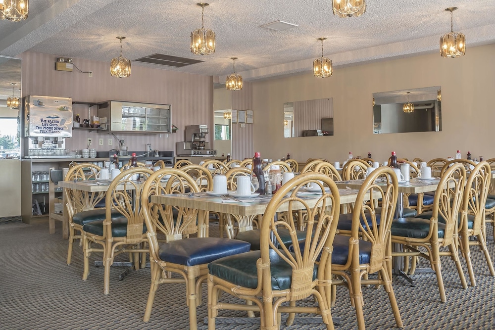 Breakfast area, Rodeway Inn Fallsview