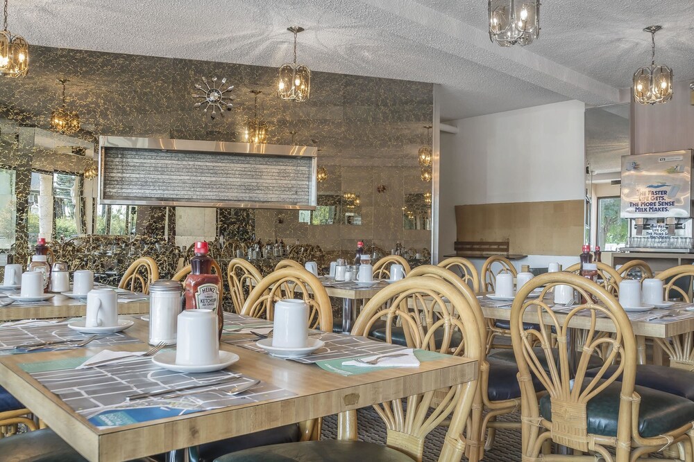 Breakfast area, Rodeway Inn Fallsview