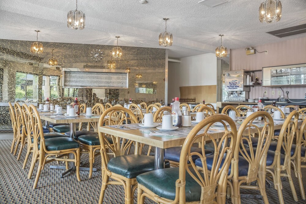 Breakfast area, Rodeway Inn Fallsview