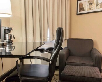 Comfort Inn Winnipeg Airport Reviews Photos Rates Ebookers Com