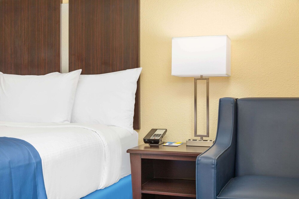 Room, Days Inn by Wyndham Muscle Shoals Florence