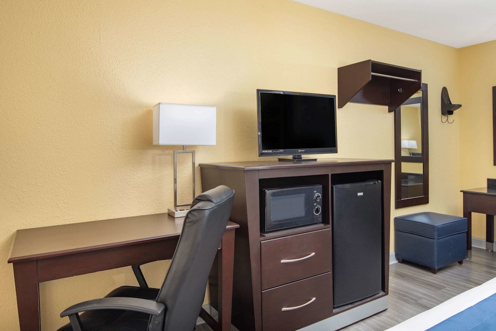 Room, Days Inn by Wyndham Muscle Shoals Florence