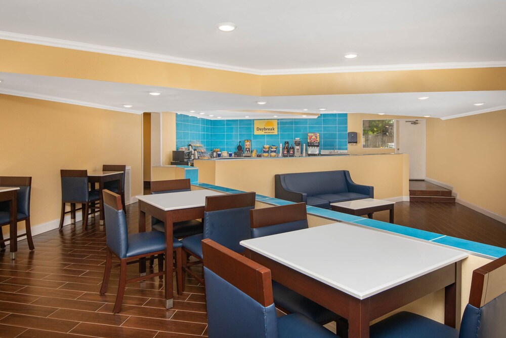 Breakfast area, Days Inn by Wyndham Muscle Shoals Florence