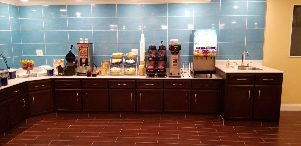 Breakfast area, Days Inn by Wyndham Muscle Shoals Florence