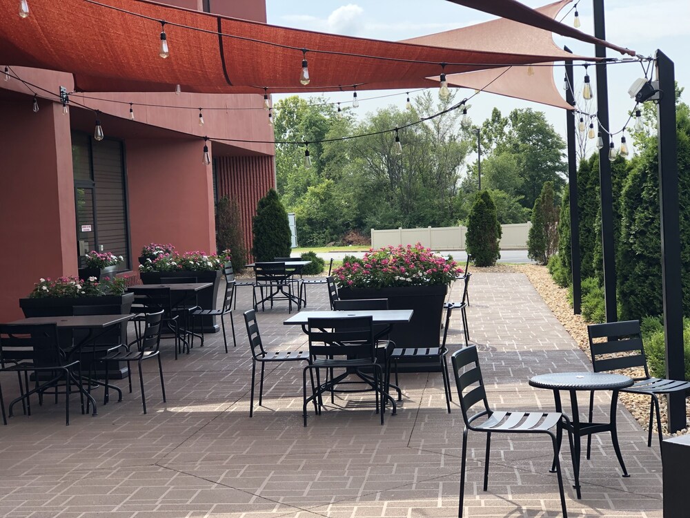 Terrace/patio, Best Western Premier Alton-St. Louis Area Hotel