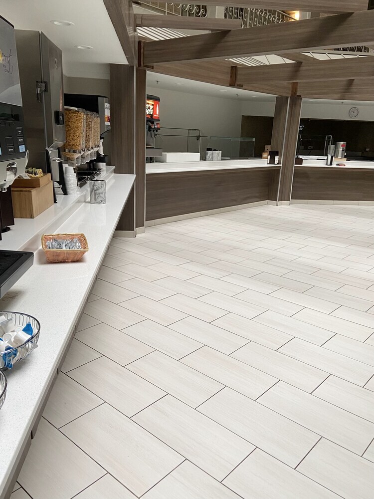 Breakfast area, Embassy Suites Chicago - Schaumburg - Woodfield