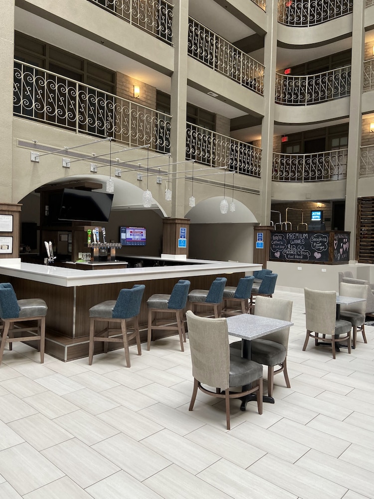 Bar (on property), Embassy Suites Chicago - Schaumburg - Woodfield