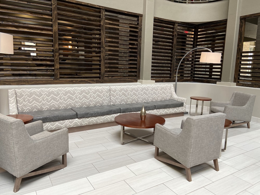 Lobby sitting area, Embassy Suites Chicago - Schaumburg - Woodfield