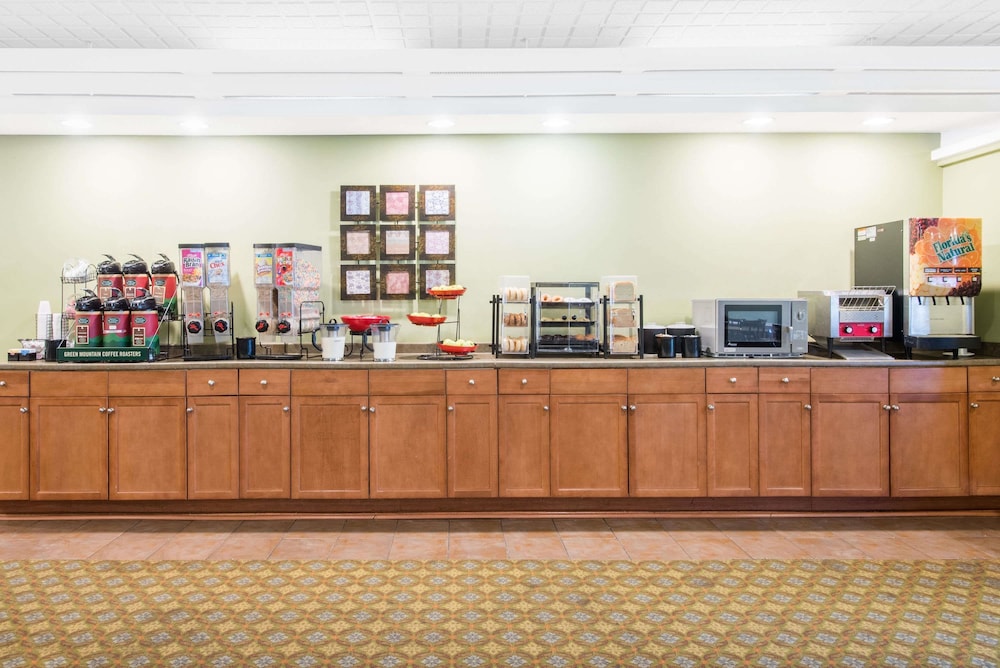 Ramada by Wyndham Whitehall/Allentown