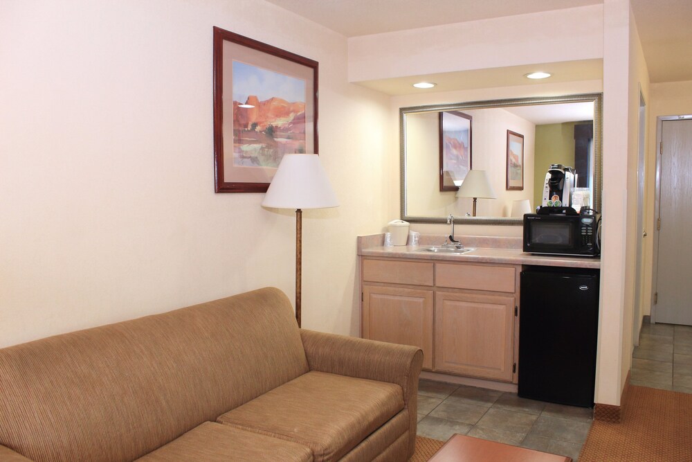 Holiday Inn Express Farmington - Bloomfield, an IHG Hotel