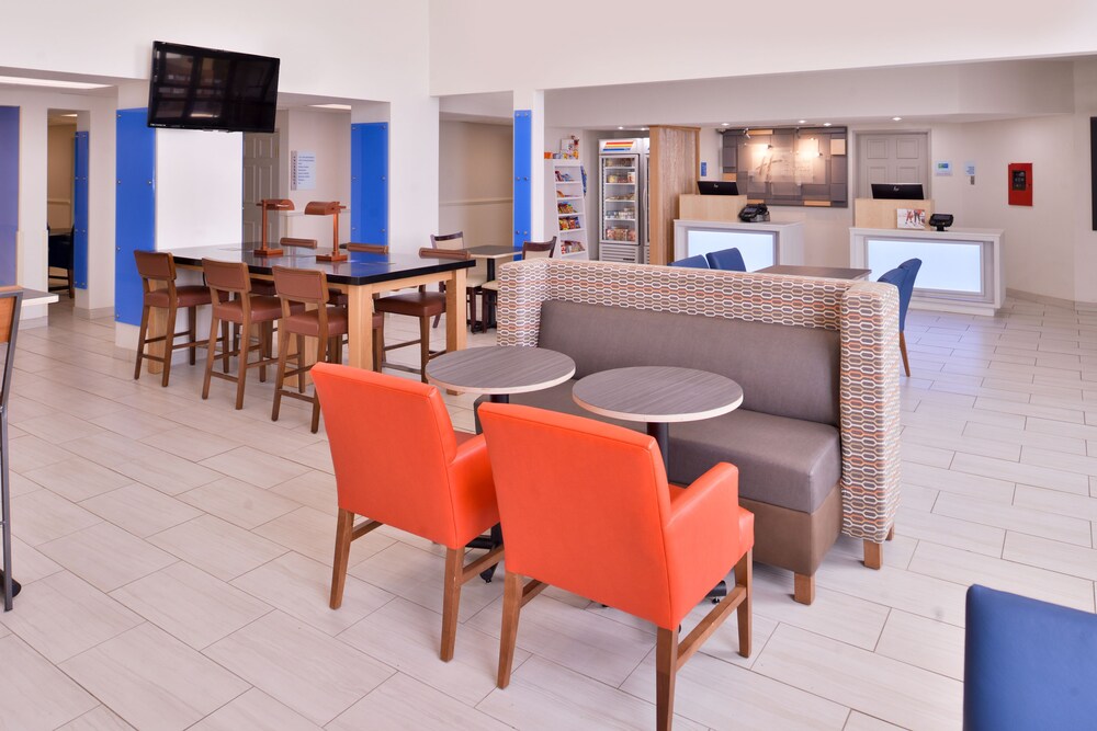 Holiday Inn Express Farmington - Bloomfield, an IHG Hotel