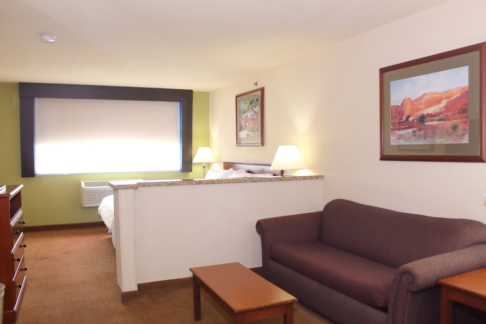 Holiday Inn Express Farmington - Bloomfield, an IHG Hotel