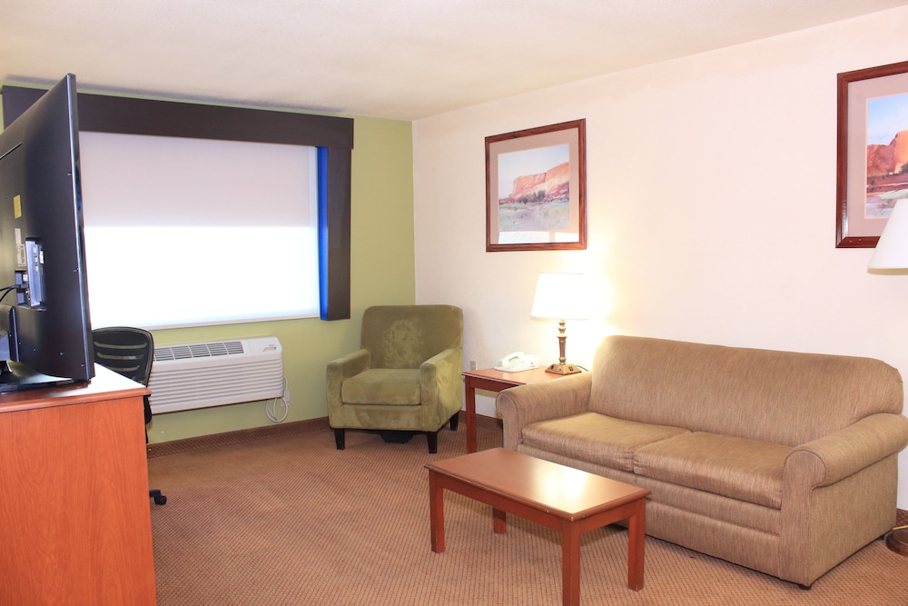 Holiday Inn Express Farmington - Bloomfield, an IHG Hotel