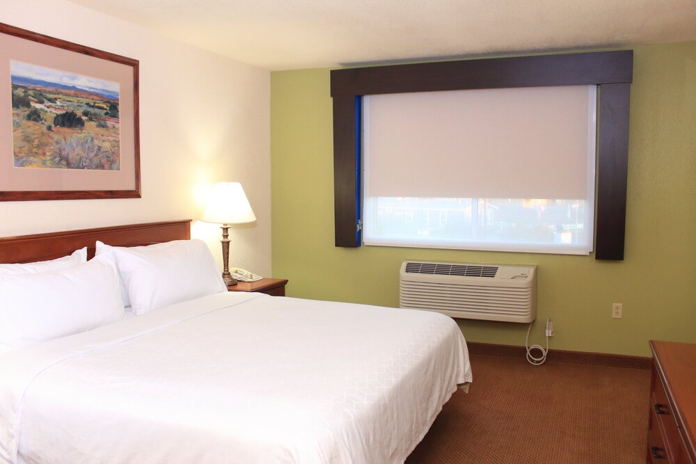 Holiday Inn Express Farmington - Bloomfield, an IHG Hotel