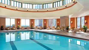 Piscina interna, funciona das 7h00 às 22h00, espreguiçadeiras