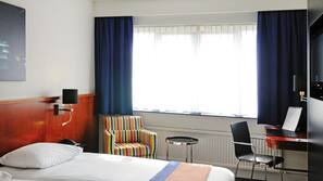 Een kluis op de kamer, een bureau, een strijkplank/strijkijzer