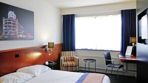 Een kluis op de kamer, een bureau, een strijkplank/strijkijzer