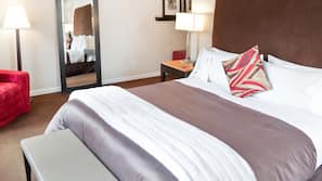 Hypo-allergenic bedding, down duvet, in-room safe, desk