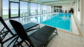 Innenpool, geöffnet von 07:00 Uhr bis 23:00 Uhr, Liegestühle