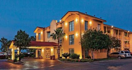 Super 8 by Wyndham San Antonio Near SeaWorld Ingram Park