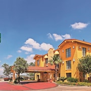 Hotels Near Seaworld San Antonio Find Over 404 La Quinta Inn San Antonio Seaworld Ingram Park