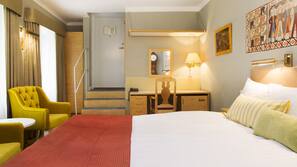 Premium bedding, down duvet, individually decorated, desk