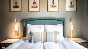 Premium bedding, down duvet, individually decorated, desk
