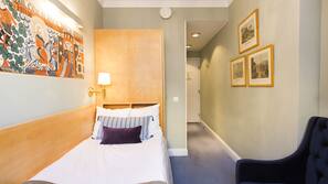 Premium bedding, down duvet, individually decorated, desk