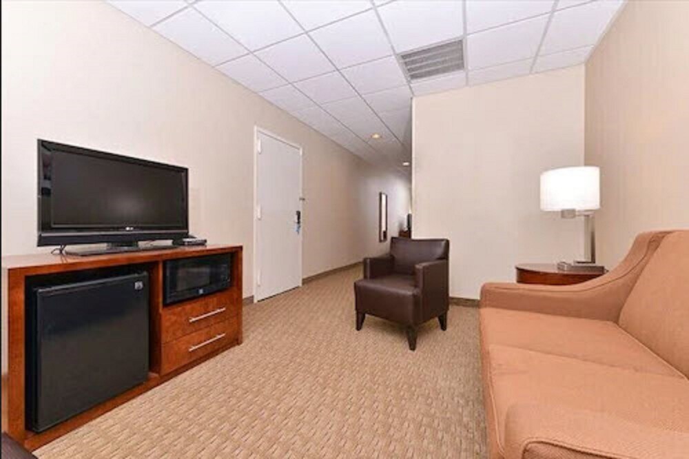 Living area, Comfort Inn Syosset - Long Island