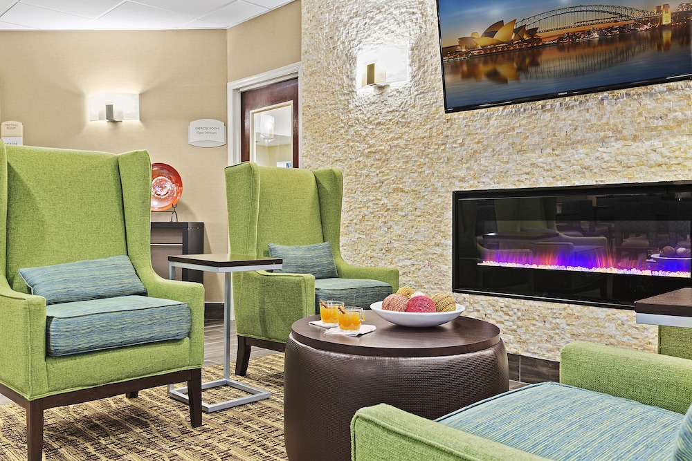 Lobby sitting area, Comfort Inn Syosset - Long Island