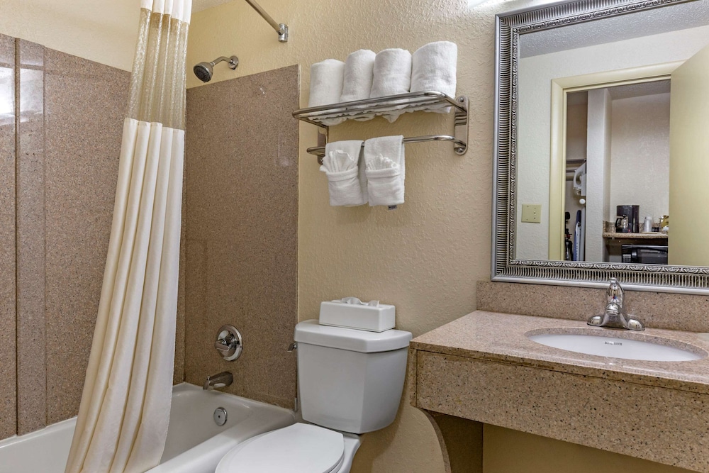 Quality Inn & Suites Airpark East