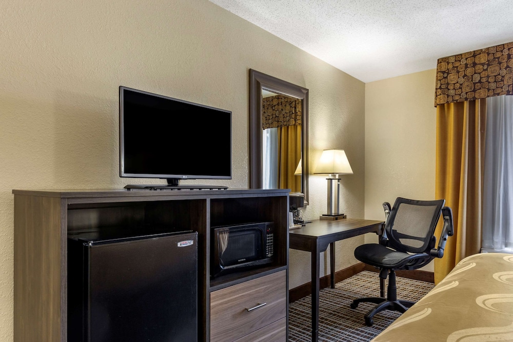 Quality Inn & Suites Airpark East