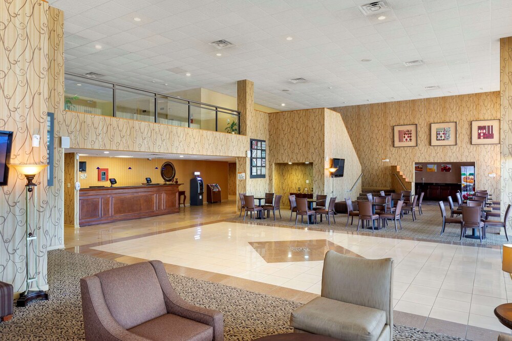 Quality Inn & Suites Airpark East