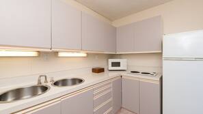 In-room safe, desk, iron/ironing board, linens