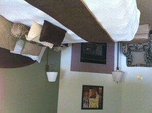 Standard Room, 1 King Bed | Iron/ironing board, free WiFi