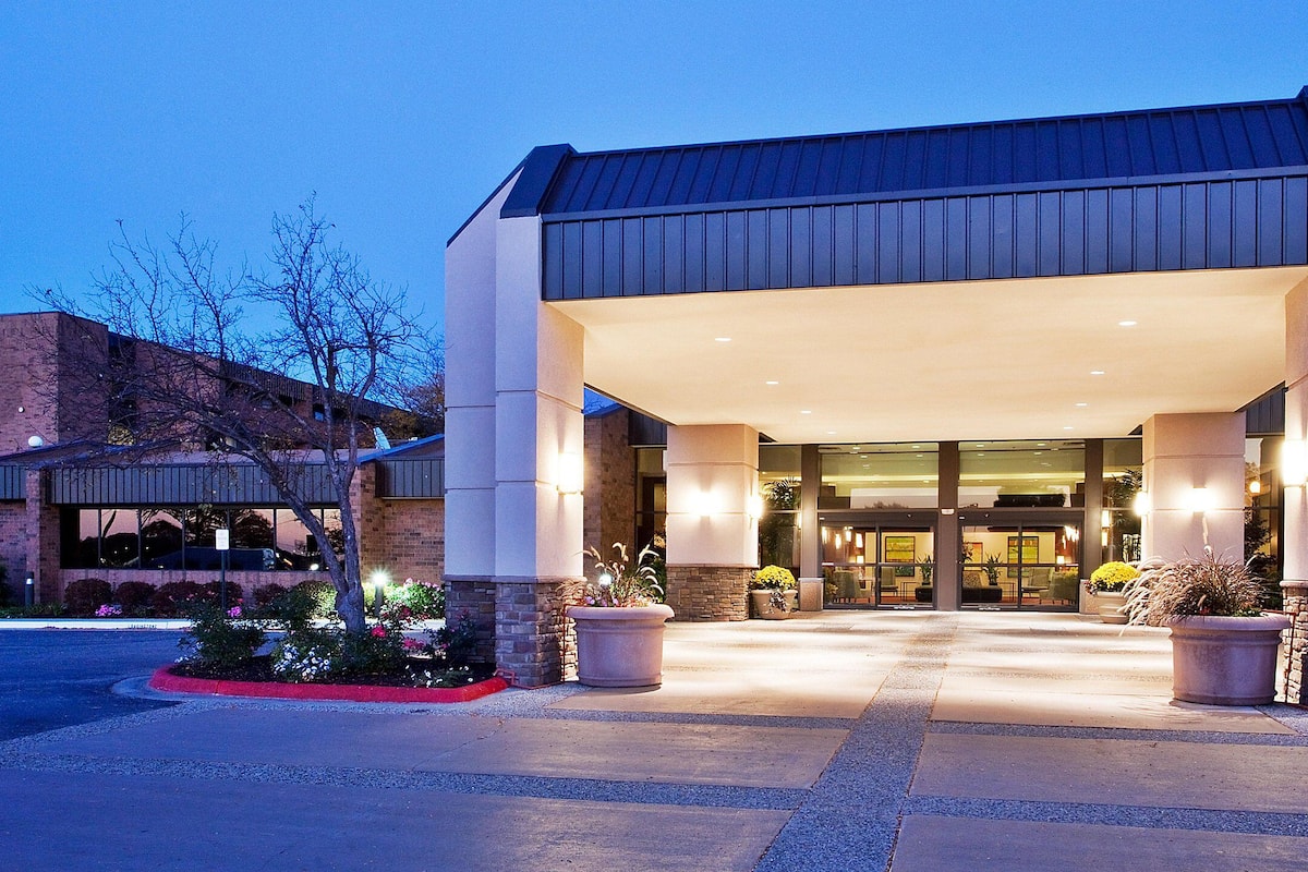 The Plaza Grand Rapids Airport Hotel Conference Center In Grand Rapids Mi Expedia