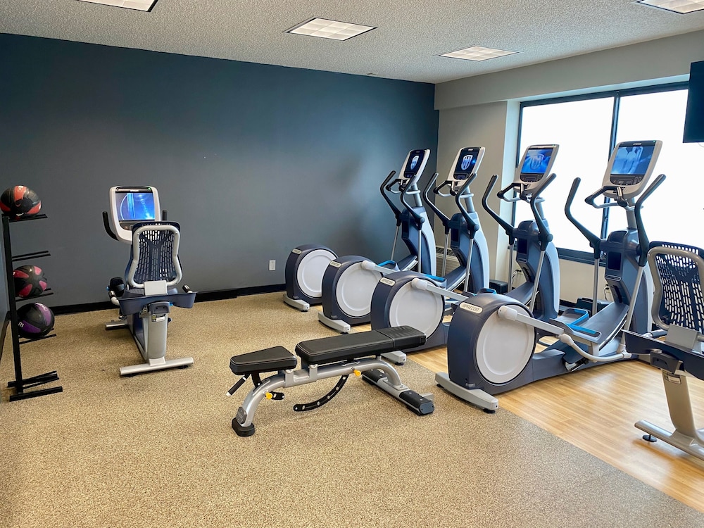 Fitness facility, Hilton East Brunswick Hotel & Executive Meeting Center