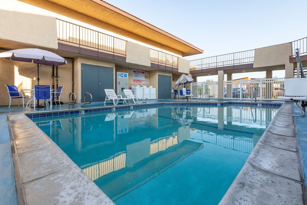 Signature Anaheim Maingate, Anaheim CA 175 Room Prices & Reviews