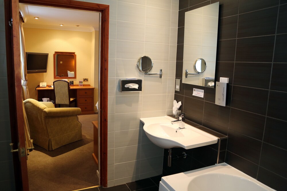 Bathroom, Birmingham North Moor Hall Hotel, BW Premier Collection