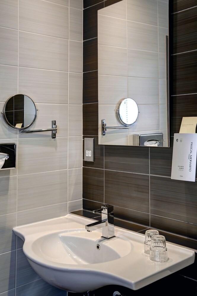 Bathroom sink, Birmingham North Moor Hall Hotel, BW Premier Collection