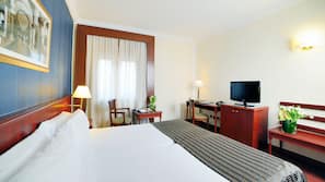 Minibar, safe på rommet, skrivebord og blendingsgardiner