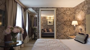 Ropa de cama de alta calidad, minibar, caja fuerte y escritorio