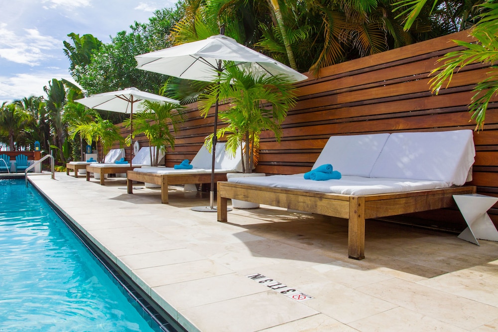 Pool, Marseilles Beachfront Hotel