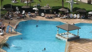Una piscina cubierta, sombrillas