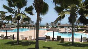 Una piscina cubierta, sombrillas